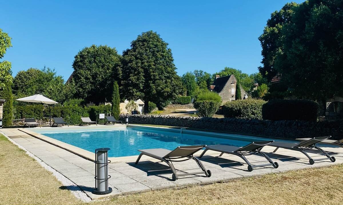 The swimming pool at Domaine de Montanty